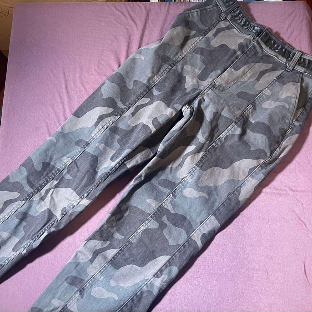 Hollister Ultra High-Rise Jogger Pants in Camo - Size Small Belt Loops